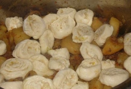 Жаркое с мясом, грибами и нудлями