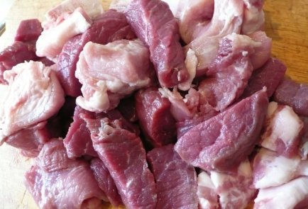 Тушеная картошка с мясом и сметаной в горшочках