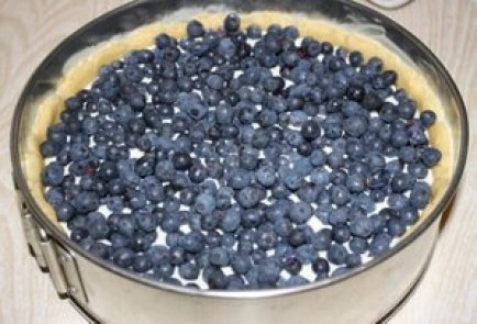 Открытый пирог с творожной начинкой и ягодами