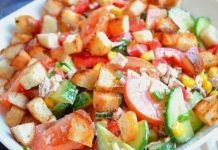 Салат из овощей с курицей и сухариками