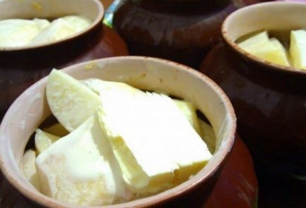 Тушеная картошка с мясом и сметаной в горшочках