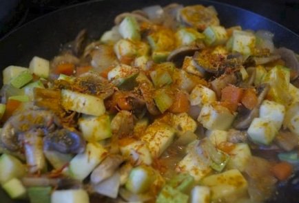 Овощное рагу с карри, шафраном и имбирем