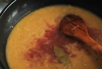 Луковый суп с багетом и сыром