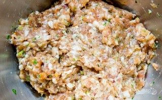 Колбаски из свинины с петрушкой - фото шаг 2