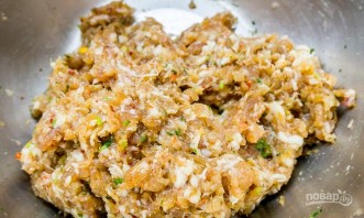 Колбаски из свинины с петрушкой - фото шаг 3