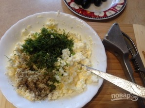 Шарики из брынзы с оливками в хлебных крошках - фото шаг 3