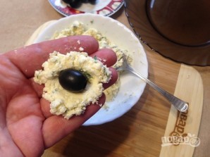 Шарики из брынзы с оливками в хлебных крошках - фото шаг 4