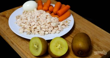 Слоеный салат с курицей и киви - фото шаг 1