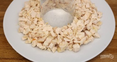 Слоеный салат с курицей и киви - фото шаг 2