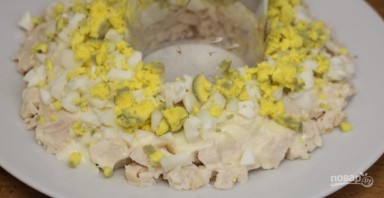 Слоеный салат с курицей и киви - фото шаг 3