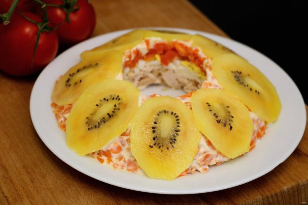 sloenii_salat_s_kuricei_i_kivi-475460