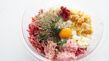 Спагетти с мясными шариками в томатном соусе - фото шаг 2