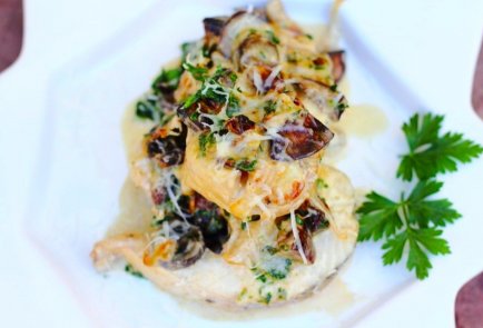 Запеченный судак под сливочно-грибным соусом