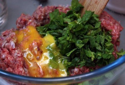 Тефтели в томатном соусе с зеленью и мятой