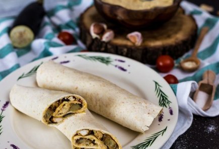 Ролл с курицей, овощами и хумусом