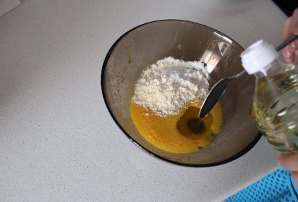 Рулет с черносливом и яблоками в духовке