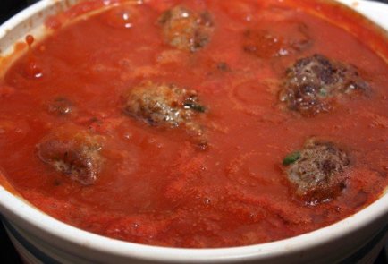 Тефтели в томатном соусе с зеленью и мятой