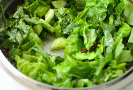 Салат со спаржей, копченым лососем и сухариками