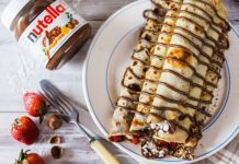 Крепы с ореховой пастой, клубникой и бананами