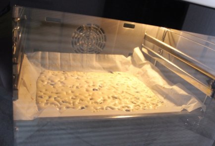 Рулет с черносливом и яблоками в духовке