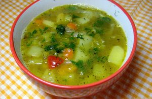 Простой и быстрый рецепт супа спасет вас после застолья!