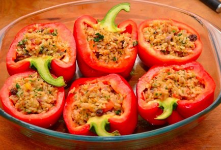 Болгарский перец и помидоры, фаршированные рисом