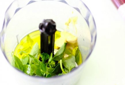 Салат со спаржей, копченым лососем и сухариками