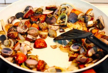 Запеченный судак под сливочно-грибным соусом