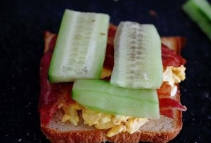 Яичные сэндвичи с беконом и огурцом