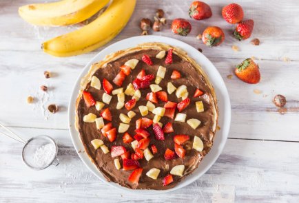 Крепы с ореховой пастой, клубникой и бананами