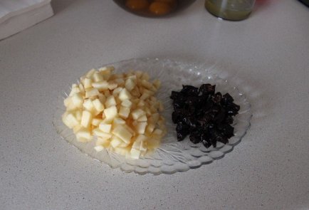 Рулет с черносливом и яблоками в духовке