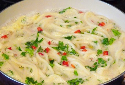 Фриттата из спагетти с перцем чили