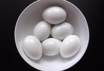 Чиабатта с красной икрой и яйцами