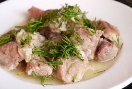 Тушеная свинина с луком и чесноком