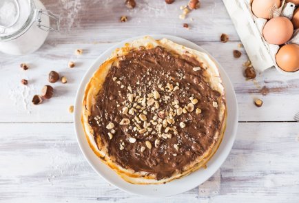 Крепы с ореховой пастой, клубникой и бананами