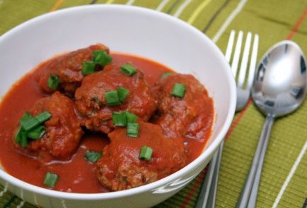 Тефтели в томатном соусе с зеленью и мятой