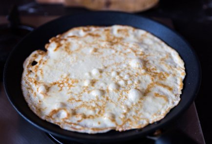 Крепы с ореховой пастой, клубникой и бананами