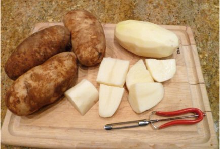 Картофельный салат с красным луком и яйцами