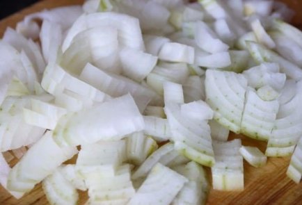 Тушеная свинина с луком и чесноком