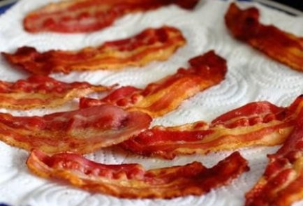 Яичные сэндвичи с беконом и огурцом