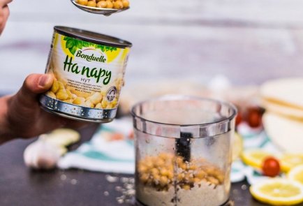 Ролл с курицей, овощами и хумусом