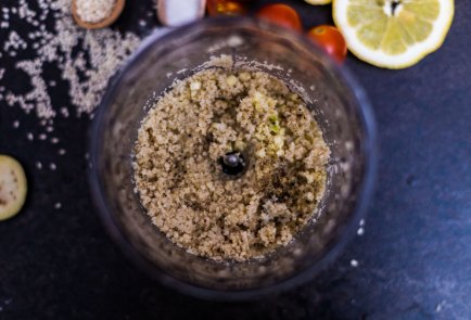 Ролл с курицей, овощами и хумусом