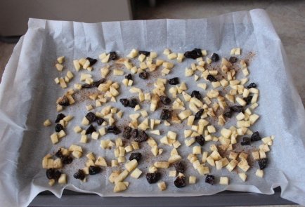 Рулет с черносливом и яблоками в духовке