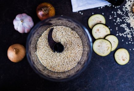 Ролл с курицей, овощами и хумусом