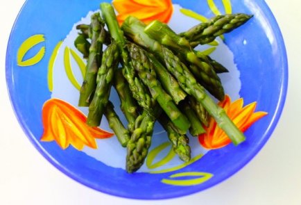 Салат со спаржей, копченым лососем и сухариками