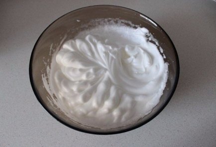 Рулет с черносливом и яблоками в духовке