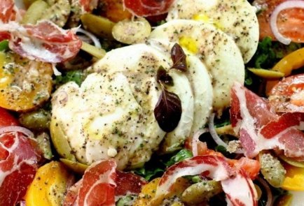 Салат с сыром моцарелла под травяной заправкой