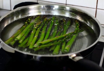 Салат со спаржей, копченым лососем и сухариками