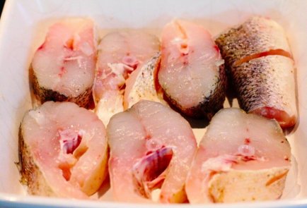 Запеченный судак под сливочно-грибным соусом