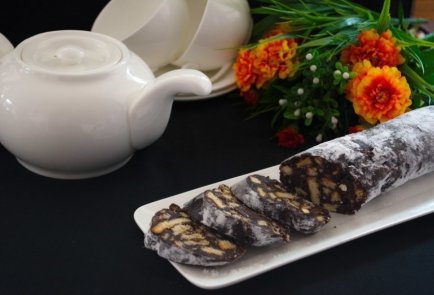 Ореховая колбаска с печеньем и какао